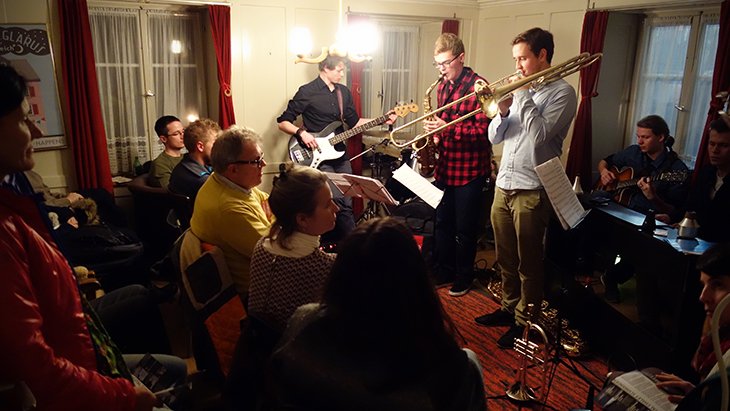digitalglarus_jazz_concert_audience_room.jpg